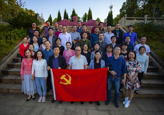 十大网赌信誉网址大全的老师们在夏明翰雕像前合影留念